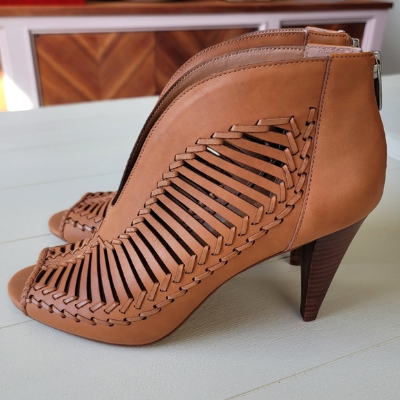 🆕️ Vince Camuto Brick Cutout Acha Leather Sandal - Picture 7 of 16